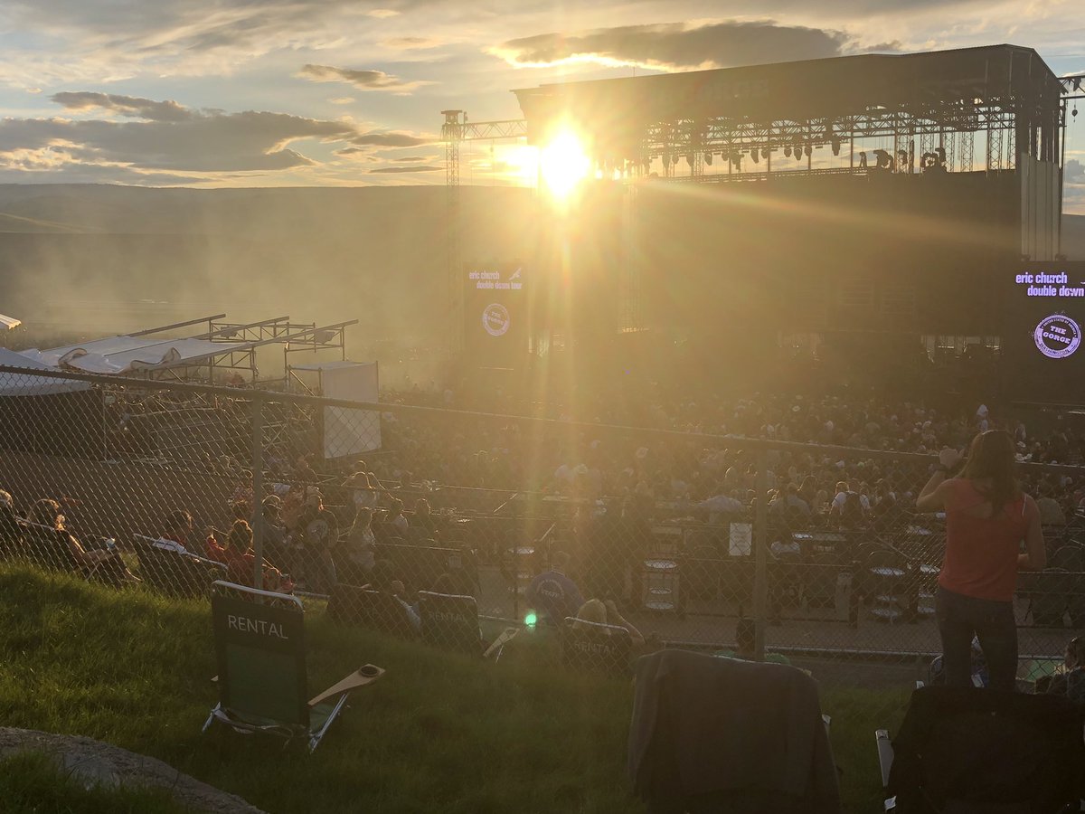 BradTownsend13's tweet photo. @spoontheband @TheGorge @thestarcrawler @CageTheElephant @beck 🤟 https://t.co/WZYqK9PUQd