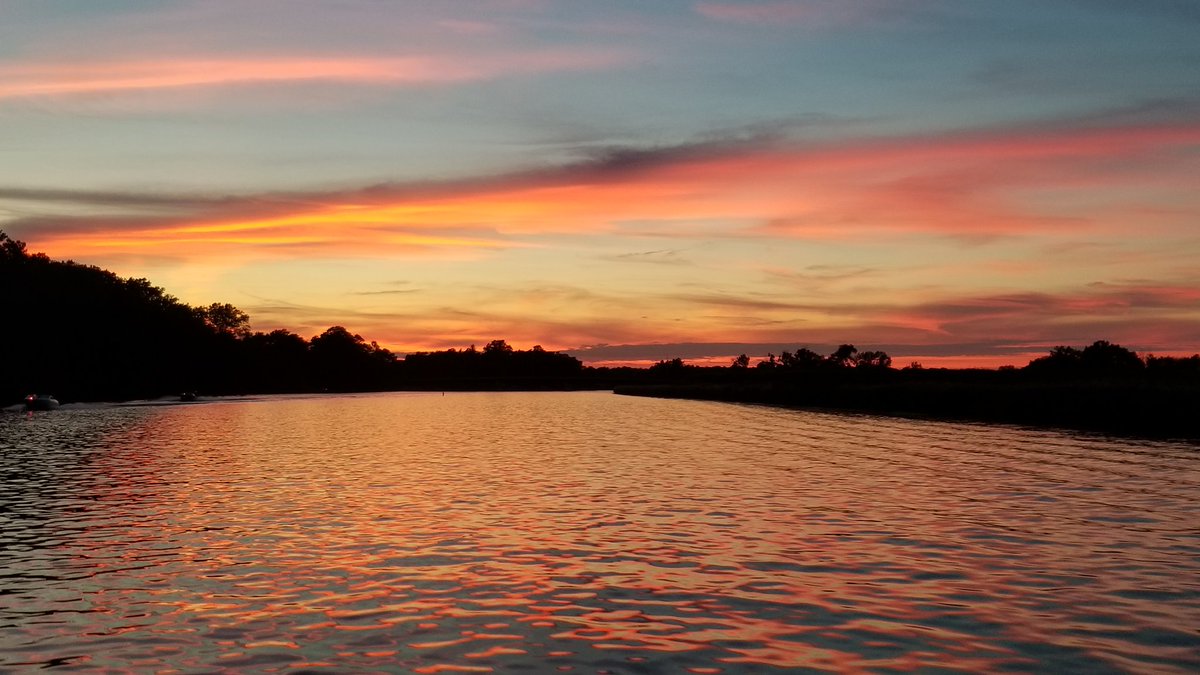BellBryan's tweet photo. Day 32 and 33 and a beautiful sunset to finish the day. #RWRunStreak https://t.co/8yI3sKuDpT