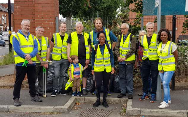 MickBrown3's tweet photo. A busy morning out with Erdington Litter Busters in the Marsh Lane area along with @Anita_Ward54 and our Tom the team's youngest volunteer. Really inspirational to see so many people committed to helping to keep our streets clean. #cleanBrum
#cleanstreetsmatter https://t.co/K6RL4JBcoE
