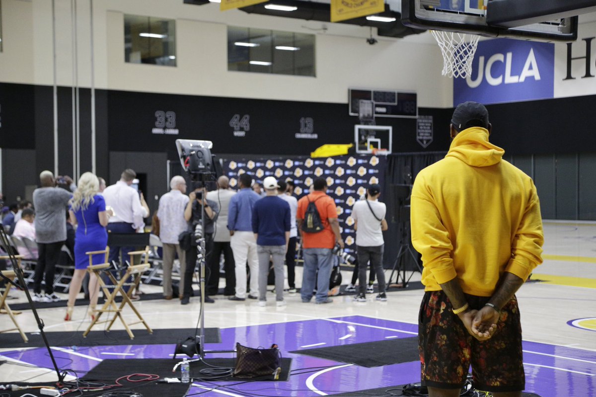 NBA's tweet photo. The @Lakers introduce @AntDavis23 in Los Angeles! https://t.co/XMz7Gwsa6z