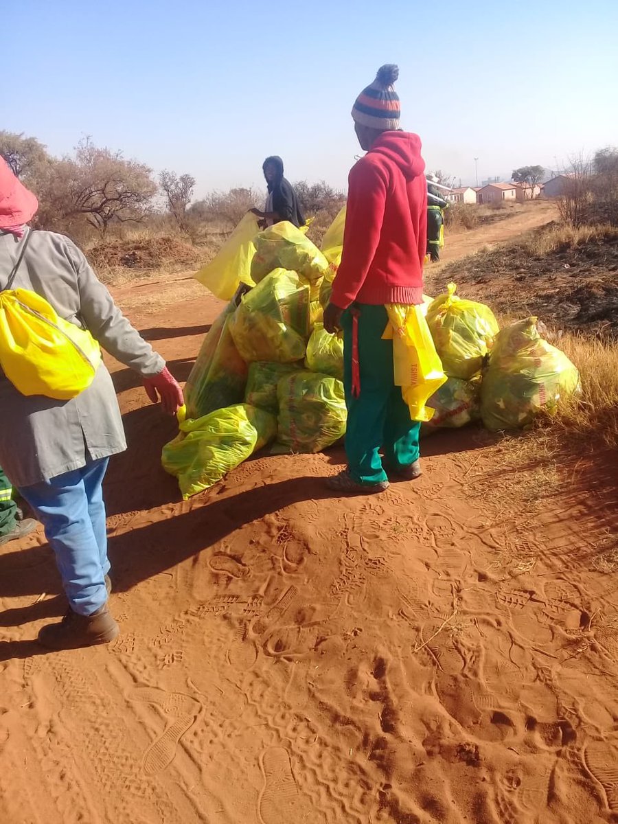 Ramacitysa's tweet photo. Rama City cleaning our city making our home a place of dignity and pride 
Rama city EIA and Tshwane jointly doing an operation - Topa Letlakala in Rama city - thanks to community support 
#Ramacity #Megacity #Cleanup #Buildingthepeopletobuildthecity https://t.co/tEr3Np89Xx