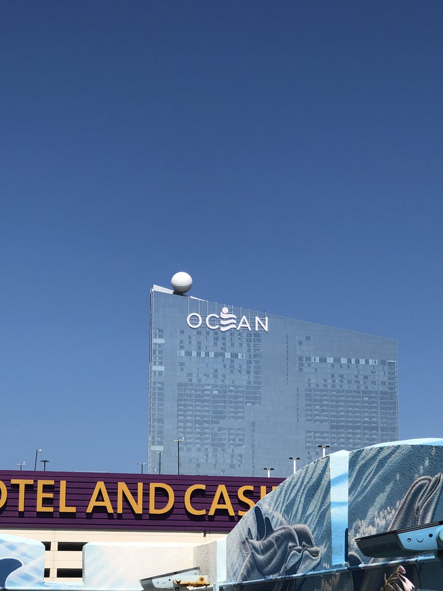 cuffsrus's tweet image. “The City is crowded,  
My friends are away,
And I’m on my own.”
#CruelSummer
#SummerView 
#DoAC