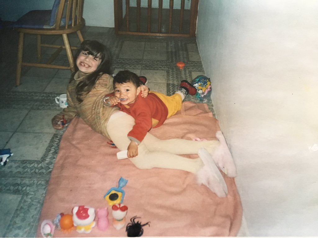 emerochaa's tweet photo. Cuando nació mi hermana, mi yo de 5 años decidió que era buena idea hacer el ridículo en las fotos para recuperar la atención perdida https://t.co/C0D0vRkCO3