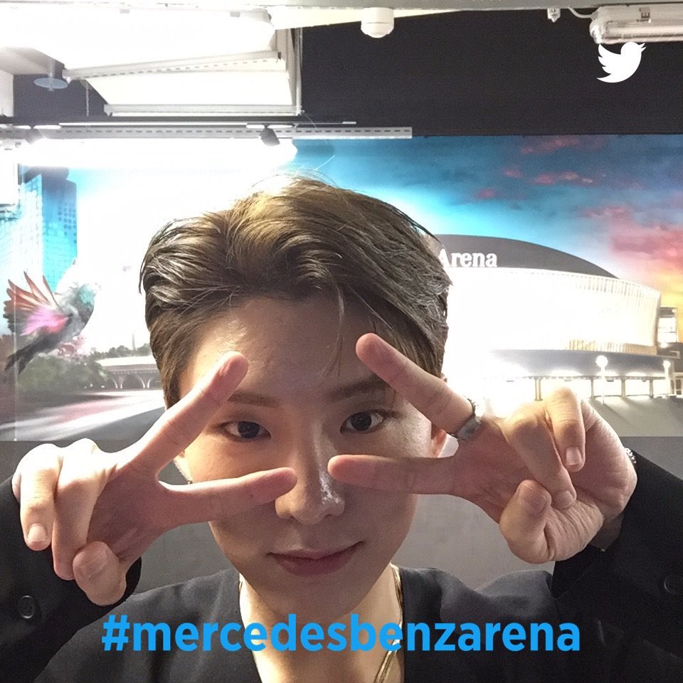 uberarenaberlin's tweet photo. #Kihyun hat unseren Twitter Mirror auch schon entdeckt.✌☺ @OfficialMonstaX #monstaxinberlin https://t.co/PO4crbyyVW