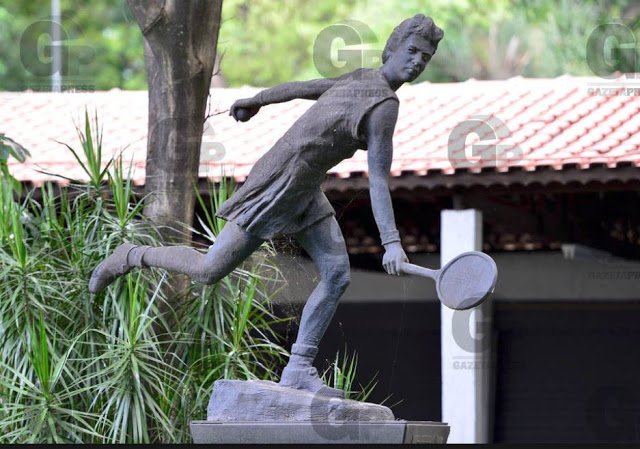 SportingStatues's tweet image. And here's some statues of #wimbledon #LadiesFinal singles winners of the past... 7x champion Steffi Graf, 6x champion Suzanne Lenglen, 3x champion Maria Bueno, and 2x champion Althea Gibson