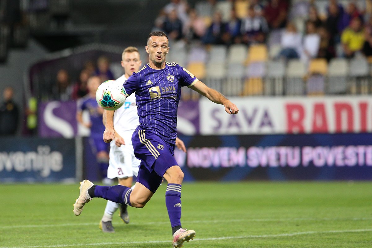nkmaribor's tweet photo. Po uspešni evropski premieri prvenstveni poraz...
@nkmaribor - @nk_triglav 1:2
⚽️ Mulahusejnović
Od neupravičeno razveljavljenega zadetka (Kronaveter) do drame z neželenim razpletom.
#MiSkupajEnoSmo #plts #MBTRI https://t.co/4izjLzf8n5