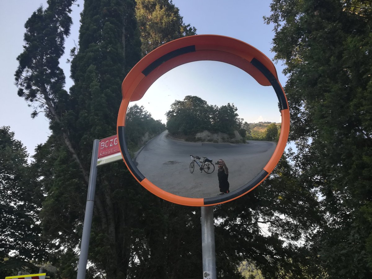 _bisikletli_'s tweet photo. Bisikletle köy ve kasabalardan geçerken çocukların bana 'Hello' ve 'Good Morning' gibi sözcüklerle seslendiklerine şahit oldum. Demek ki bisikletle dolaşan birisi varsa bu kişi kesin yabancıdır ve İngilizce de biliyordur algısı oluşmuş. https://t.co/tbFuwwnb6s