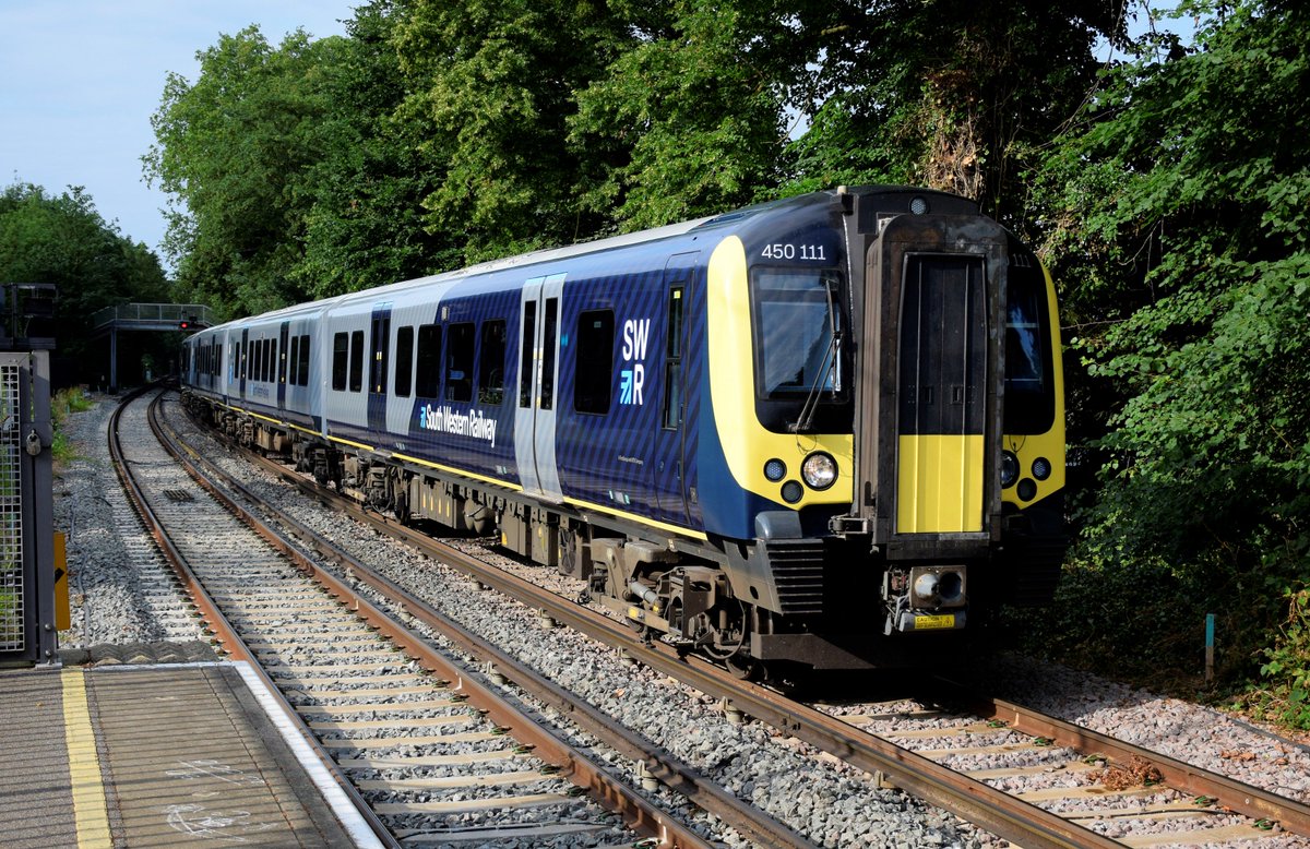 nathflol's tweet image. 450111 is seen working 5Z02 Windsor &amp;amp; Eton Riverside to Windsor &amp;amp; Eton Riverside on a filming run passing Farnborough (Main) &amp;amp; at Windsor &amp;amp; Eton Riverside. 13/07/2019 #Class450 #Desiro @SW_Railway