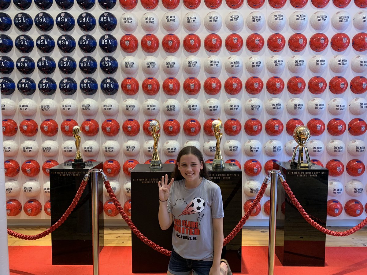 SteinmetzNicole's tweet photo. When your a huge soccer fan there’s nothing better than seeing the 4 Women’s World Cup trophies! #takingthetrain #thebean #downtownchicago https://t.co/HR6bYsPZcS