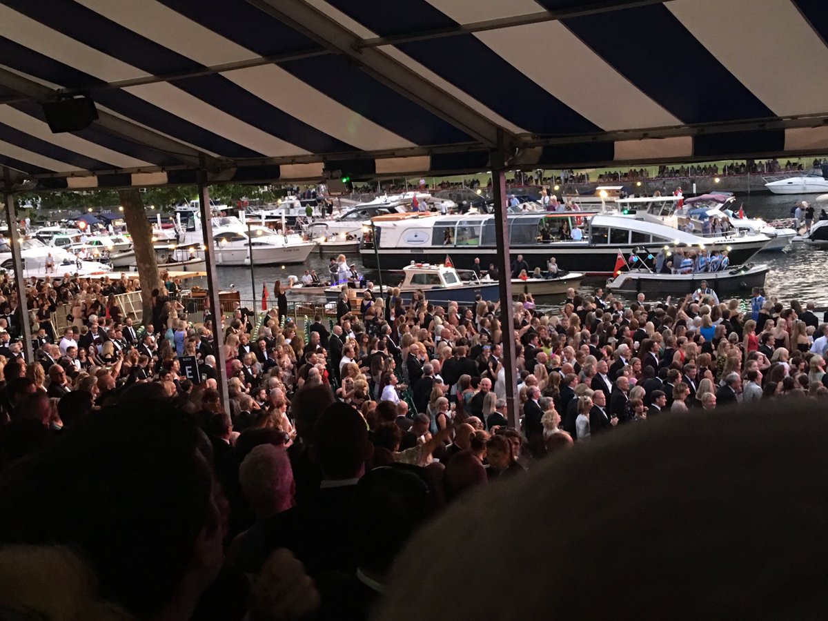 KarinaLRay's tweet photo. Congestion on the river tonight! ⁦@henleyfestival⁩ https://t.co/Io1nRKTZJk