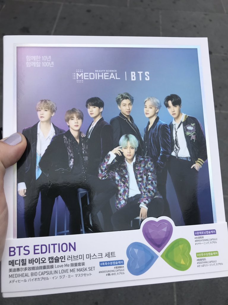lifechangediy's tweet photo. Find a friend Who will give you a random gifts like that. 🥰 
#bts #BTSARMY https://t.co/LgGaHYWq2z
