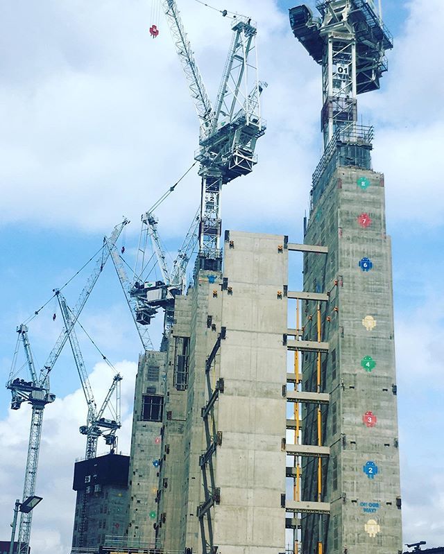 soshanau's tweet image. On our way #google #androidrobot #android #kingscross #lovelondon #buildingsite #cranes #cranewatch #cranewatching ift.tt/2jN5SjZ