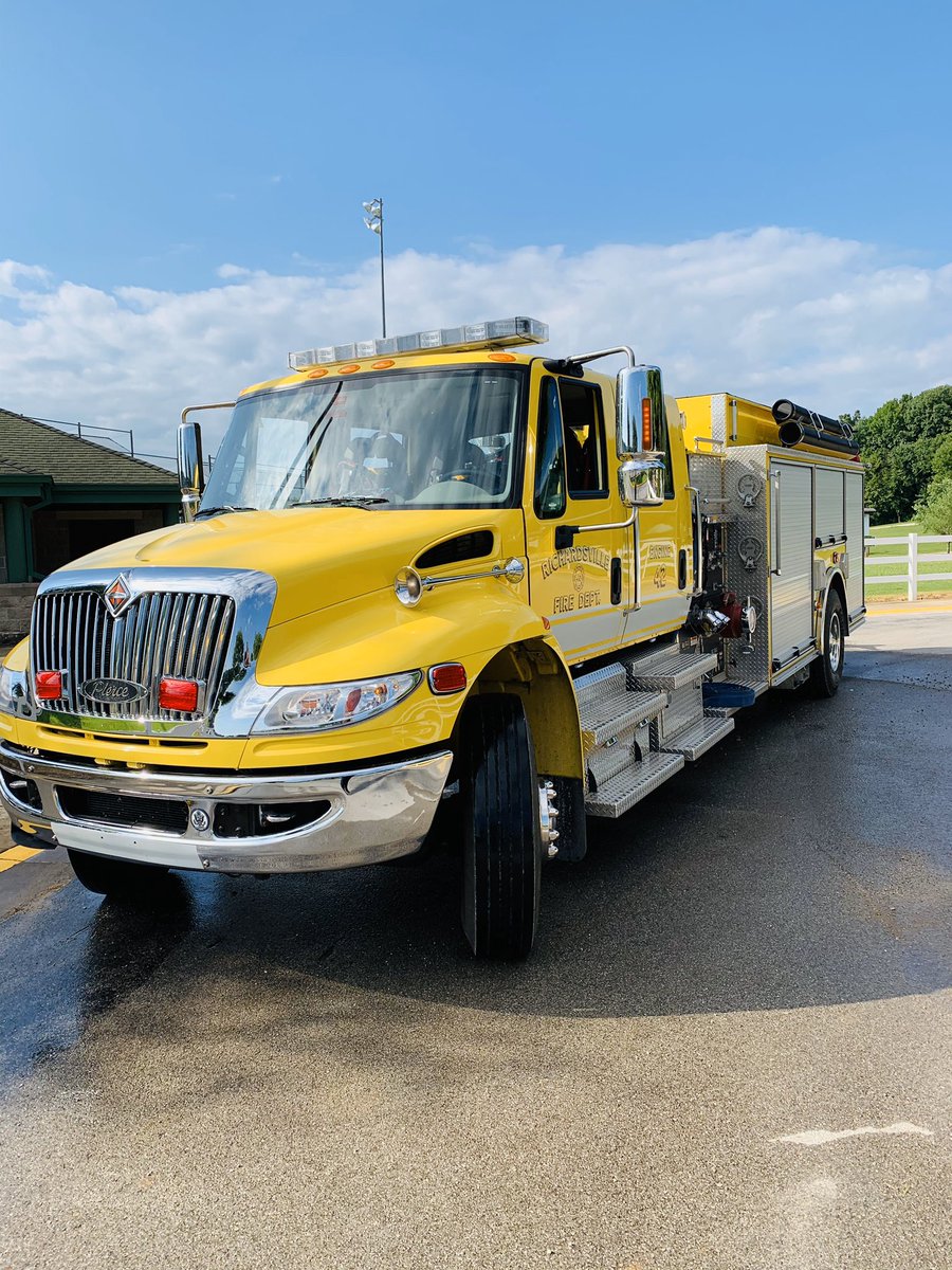 RichardsvilleFD's tweet photo. RFD was on site at Phil Moore Park this morning wetting the course and spraying off runners for the BG Gauntlet Mud Run.  Thanks for the invite.  #communitypartners #bggauntlet https://t.co/UngN7oU2dA
