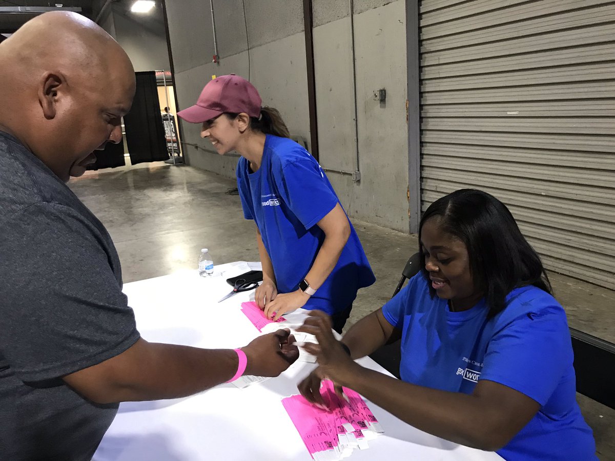 DPDVolunteers's tweet photo. #Volunteers make all the difference. Thank you @jpmorgan  for the #GoodWorks assisting with #2019BattleInBigD Boxing Tournament #TeamWork @JoliDPD @DPDMeshB @TwoDogRace @DPYF4Kidz @DallasPD @DallasNLLEO @pargas8001 https://t.co/LtCrXIqFSP