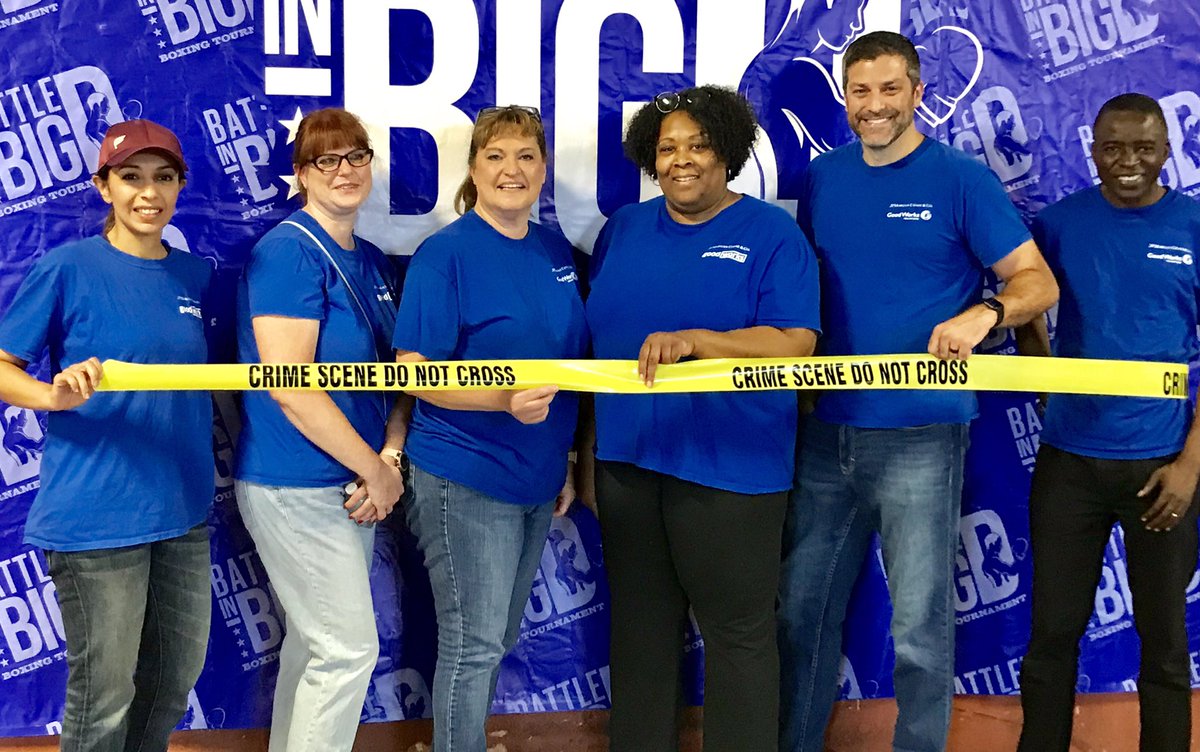 DPDVolunteers's tweet photo. #Volunteers make all the difference. Thank you @jpmorgan  for the #GoodWorks assisting with #2019BattleInBigD Boxing Tournament #TeamWork @JoliDPD @DPDMeshB @TwoDogRace @DPYF4Kidz @DallasPD @DallasNLLEO @pargas8001 https://t.co/LtCrXIqFSP