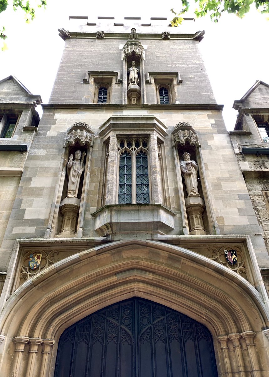 Mojo_Orchestra's tweet photo. Busy day! We visited the birthplace of William Shakespeare in Stratford-upon-Avon. We also had a great lunch stop in Oxford. The bus also made a quick trip to Windsor Castle...and the Queen was there! We are now in London. More sightseeing tomorrow! #SatinStrings #MojoInTheUK https://t.co/aEZaelGFDd