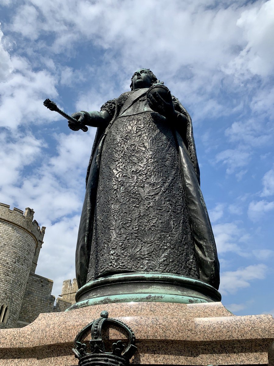 Mojo_Orchestra's tweet photo. Busy day! We visited the birthplace of William Shakespeare in Stratford-upon-Avon. We also had a great lunch stop in Oxford. The bus also made a quick trip to Windsor Castle...and the Queen was there! We are now in London. More sightseeing tomorrow! #SatinStrings #MojoInTheUK https://t.co/aEZaelGFDd