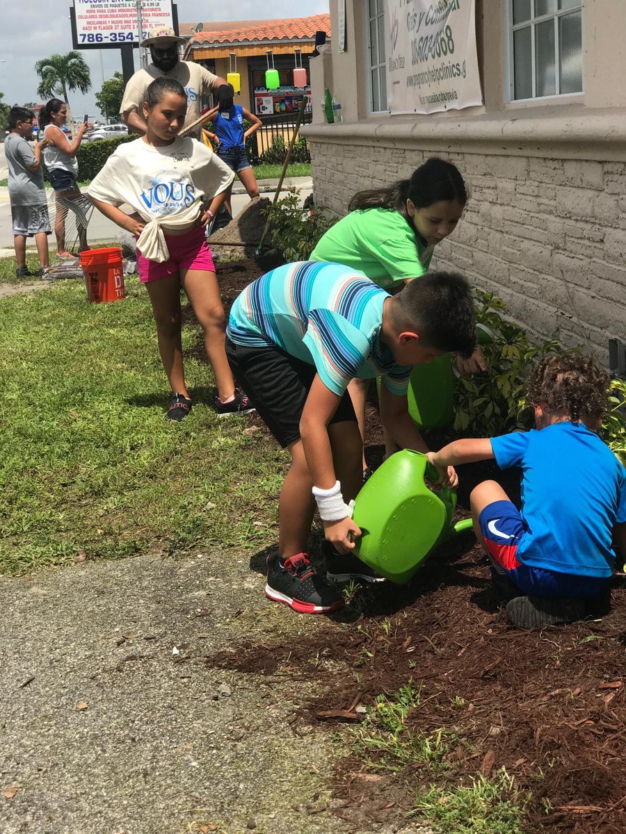 RogerBGamboa's tweet photo. S/O to my #VousCrew for coming together to give back to the community for #ServeDay19 @VousChurch https://t.co/sH1xU3dpmM