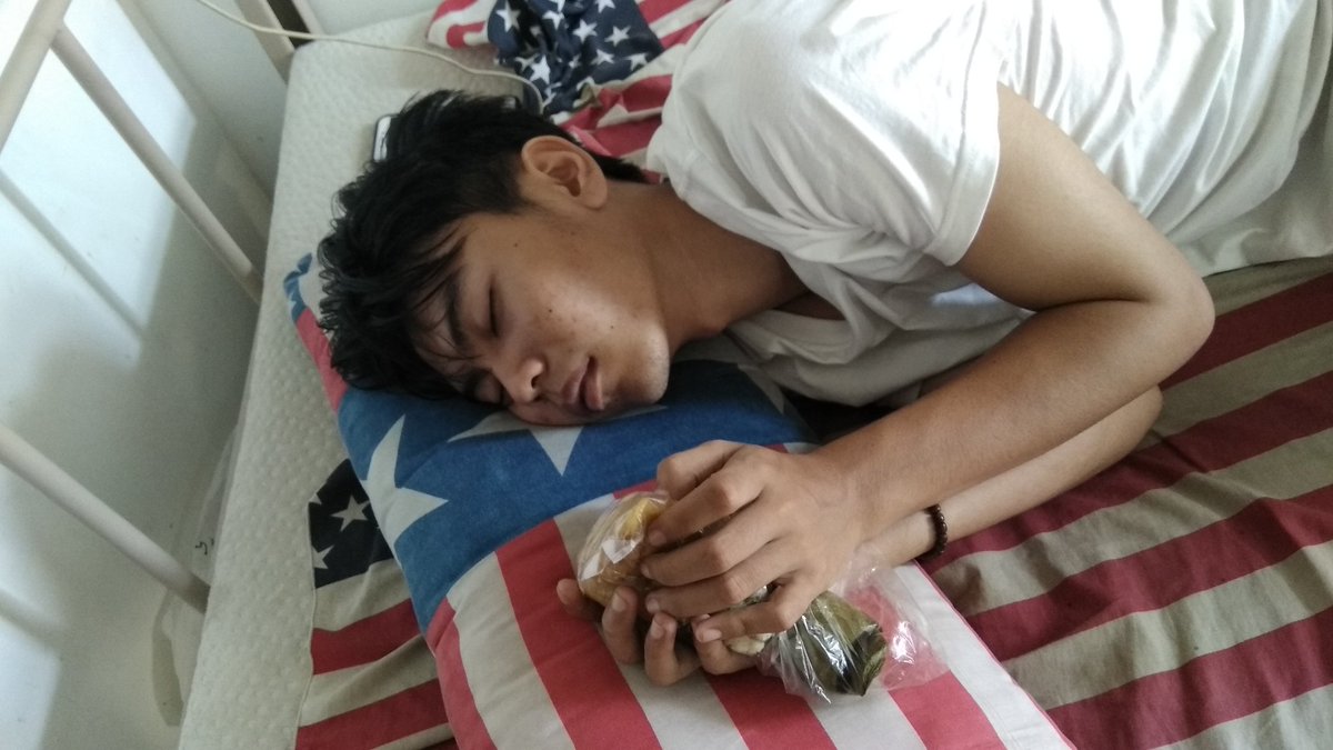 Saat lapar dan ngantuk datang bersamaan namun disertai ketakutan di makan teman. 

Karena banyak teman makan (makanan) teman #DialogKostKostan