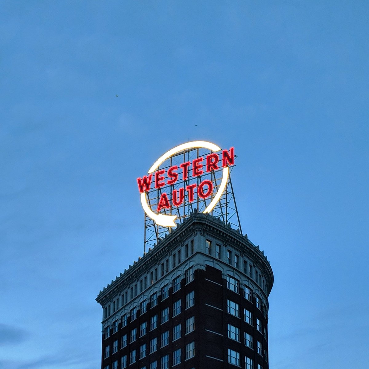 One year ago today we flipped the switch! If you missed your chance last year, you can still get a bulb at LightTheSign.com! 
.
.
#westernauto #westernautosign #kcmo #kccrossroads #landmarklove #downtownkc #historickc #historicbuilding #historicsign #kcskyline