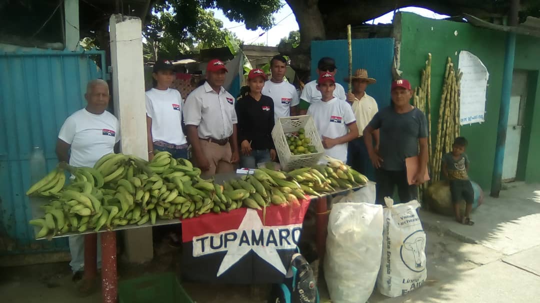 La militancia #TUPAMARO del Mcpio, Juan José Mora @MRT_Carabobo. Como mecanismo de contrarrestar los costos especulativos del mercado capital, realiza jornada de alimentos Agrícolas a precios solidarios para el pueblo.

'ANTE LA GUERRA ECONÓMICA, PRODUCCIÓN POPULAR'