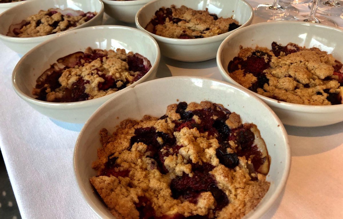 Dinner tweet! 🍽 stage 8: salmon salade - pizza caprese - linguine bolognaise - berrie crumble. And lots of champagne #TDF2019