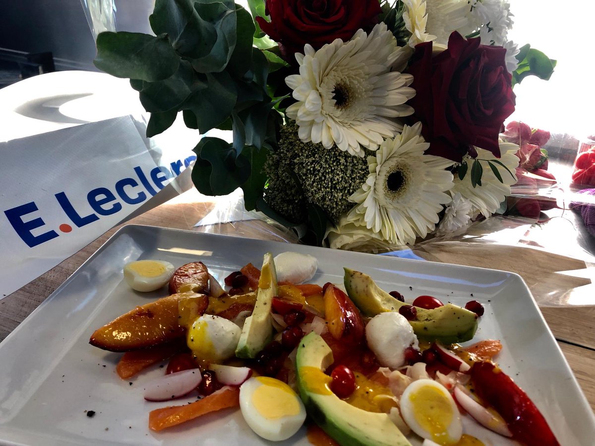 DeGendtThomas's tweet image. Dinner tweet! 🍽 stage 8: salmon salade - pizza caprese - linguine bolognaise - berrie crumble. And lots of champagne #TDF2019