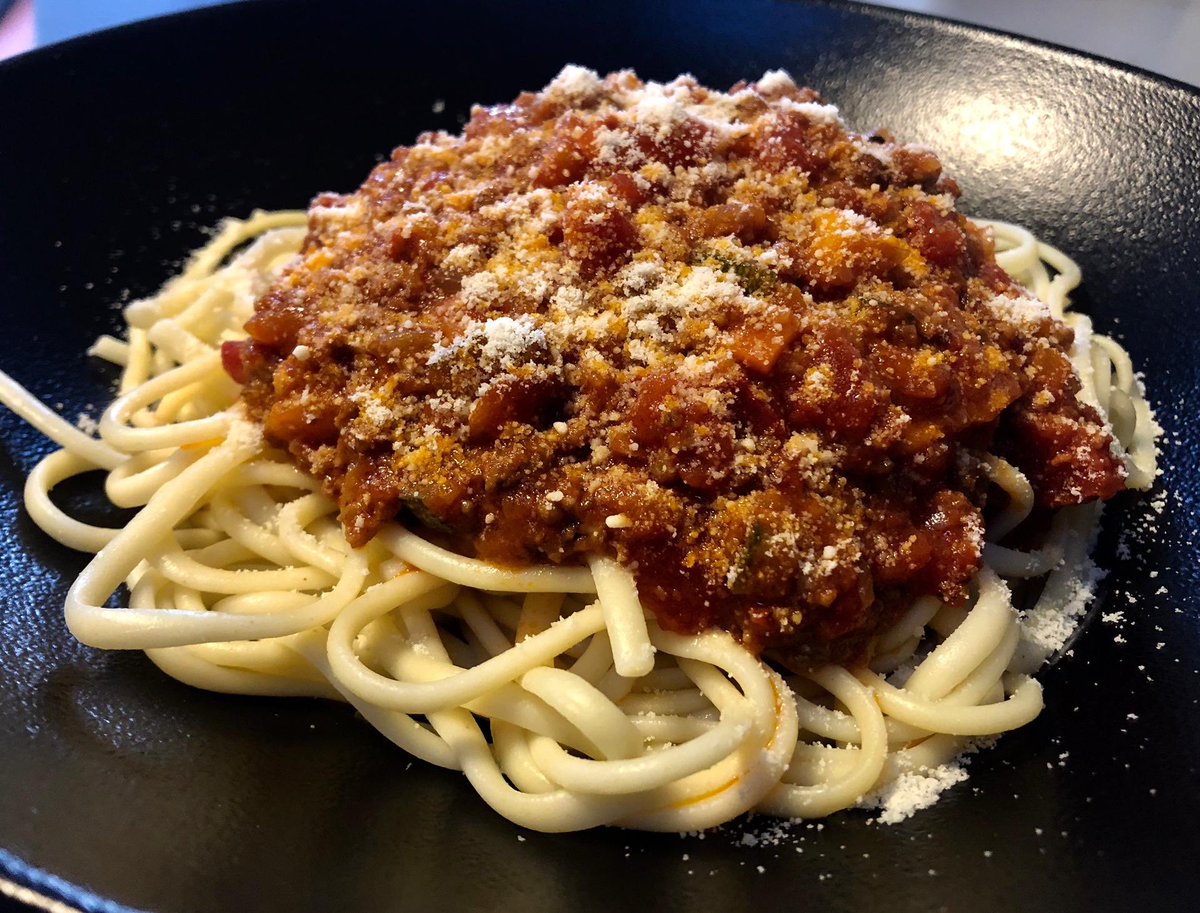 DeGendtThomas's tweet image. Dinner tweet! 🍽 stage 8: salmon salade - pizza caprese - linguine bolognaise - berrie crumble. And lots of champagne #TDF2019