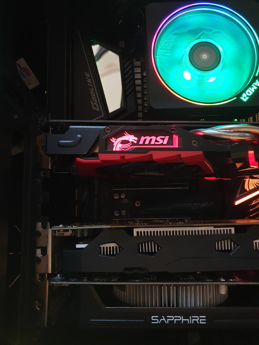 zenstrive's tweet image. If you want to put 3 gpus on @msitweets X570 GODLIKE, this is how you need to install them: slot 1,slot 3,and slot 4.
#pcenthusiast #pcmasterrace
@HardwareUnboxed @GamersNexus