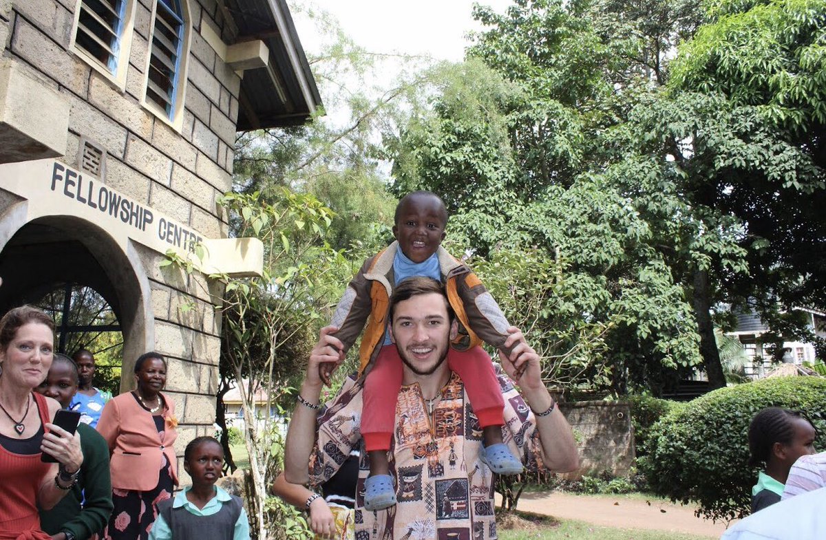 J_moneyyy8's tweet photo. When you put him on your shoulders, so he has to try to put you on his. Who looks happier? https://t.co/uLLbHegTWS