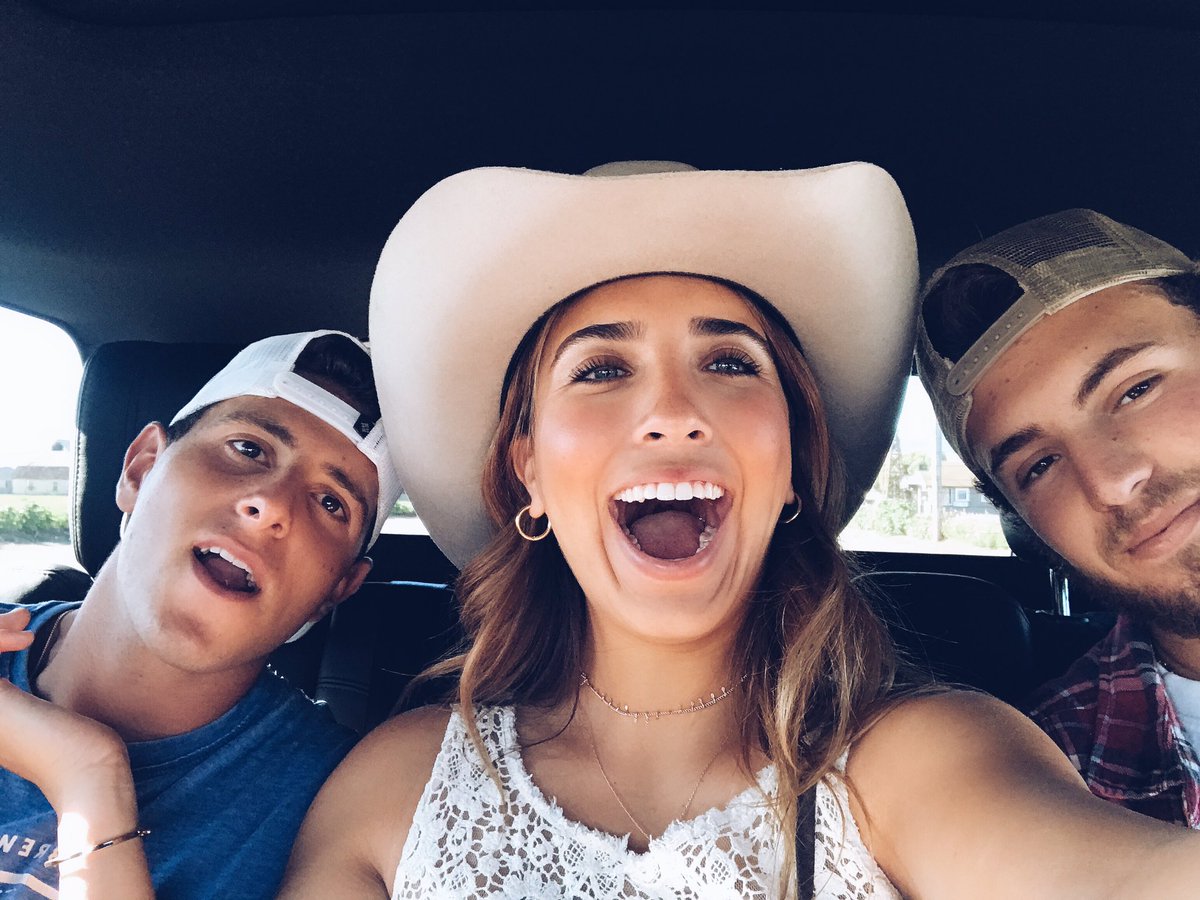presleyygarciaa's tweet photo. Me and my southern belles https://t.co/9eam3sOVTI