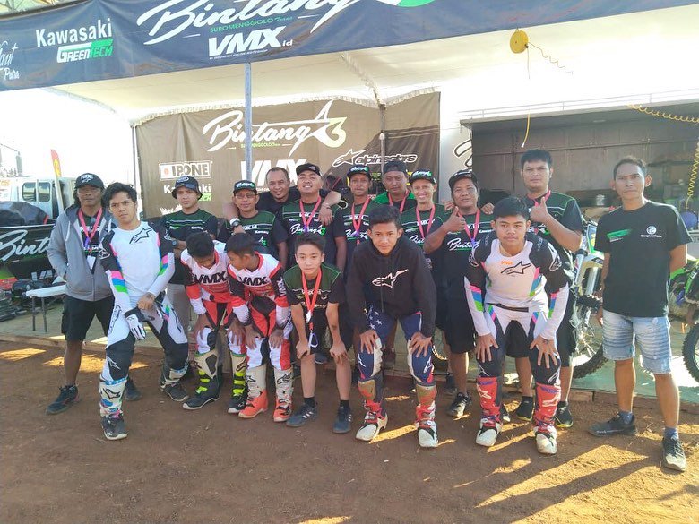 vmx_id's tweet photo. Kebersamaan Rider, crew dan mekanik Tim Bintang 3 vmx 🤘⚙️ Race day #MXGPSemarang #VMXSupport #VMXRiders
.
.
#RideWithUs #VMX #VMXid #OnlineMotoshop #alpinestarsindonesia #MXGPIndonesia #MXGPAsia https://t.co/0sUlvVwvEv