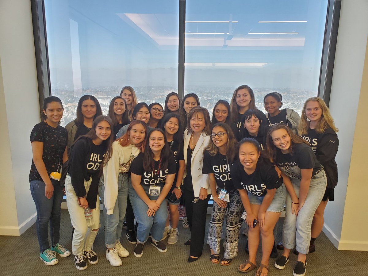 S_ph_a's tweet image. Ladies, we are on top of the world! Ok well maybe just LA 🙂 Thank you @gibsondunn for your hospitality and sharing the stories of tech, immigration & law. #girlswhocode #codingteacher #computerscience #SummerofSkills #STEM #GirlsInSTEM #WomenInSTEM #STEMEducation @GirlsWhoCode
