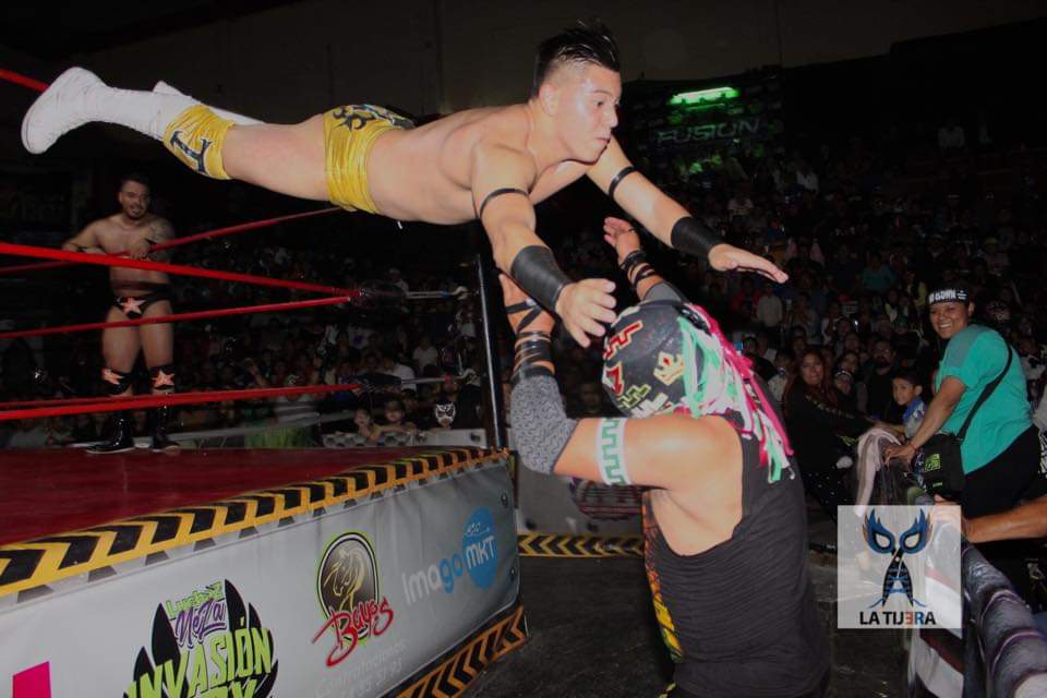 LaTijeraLucha's tweet photo. En la segunda lucha de la función #LocosXLaLucha en la tradicional #ArenaNeza, entre #BryanElStriper #NezaKidJr #JhonTito Vs #ReyCaballero #Laberinto #GoldenBull, el triunfo fue para el bando técnico en una contienda q el público premió con monedas al centro del ring.
#latijera https://t.co/0QaSpGNWkO