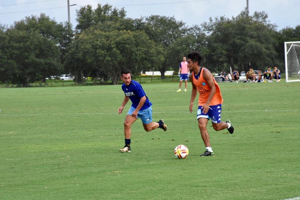 RacingManiacos's tweet photo. En el segundo amistoso en Orlando, #Racing derrotó a #NaplesFC por 2 a 0 con goles de Augusto Solari y Matías Zaracho.
Los dirigidos por Coudet formaron con: Arias; Pillud, Sigali, Donatti, Soto; Chelo Díaz; Solari, Zaracho, Neri Cardozo; Cvitanich y Cristaldo.
📷 @RacingClub https://t.co/ZLGLFKGru7