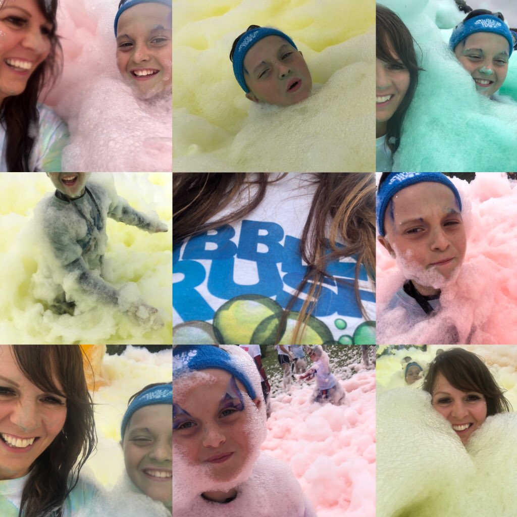 nes5y's tweet photo. My bubble buddy!! 💙🛁💙🛁@bubblerush5k @eastparkhull #foamyfun #bubblebuddy #charity #dovehousehospice #Hull #makingmemories #happyplace #parklife #bubblerush2019 👏 https://t.co/6TupHxpHgQ