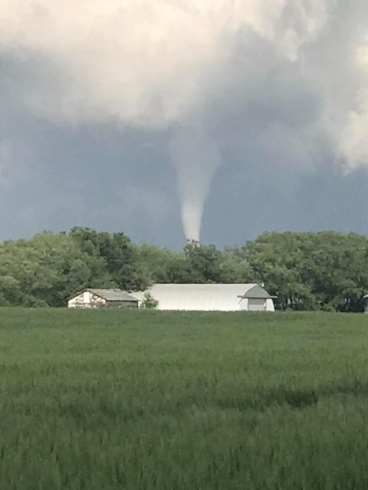 HouckisPokisewx's tweet photo. Possible tornado near North Portal Sk around 4:20pm pic taken by Amy Belitski #skstorm https://t.co/MgdTdTdHBh