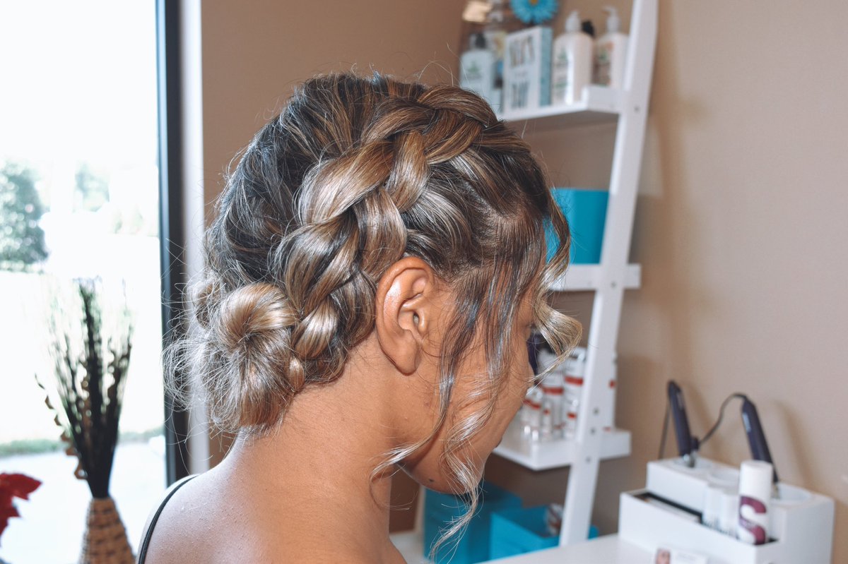 2SunsSalon's tweet photo. Book a hair appt w us, or try it for free tomorrow! Meet our gorgeous model and artist, Bri ♡ https://t.co/84swtM7SV4