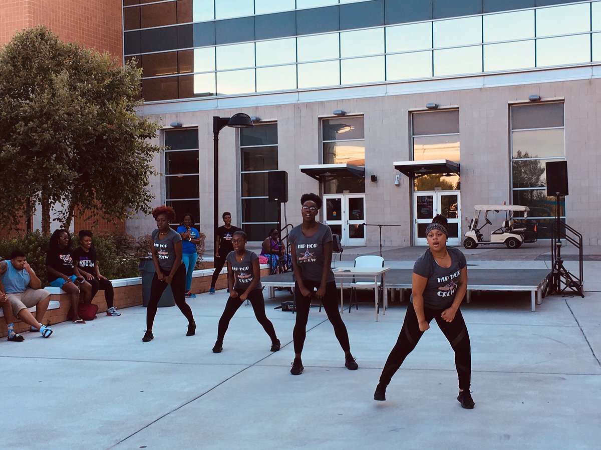 ODUVPADMIN's tweet photo. Come join us at the 2nd installment of the Monarch Way Summer Fest...great job, ladies!! @Danzstar5 sponsored by @ODU and ODU Real Estate Foundation https://t.co/KOpBkGHFeU