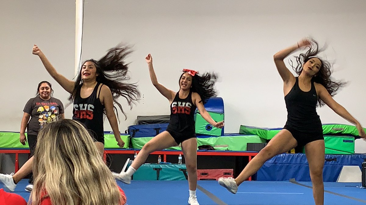 juliame83's tweet photo. Love seeing these girls give their heart out ❤️ the girls sure did bring it to the mat!!! #socorrohigh #socorromiddle #onceabulldogalwaysabulldog #socorropride https://t.co/QsCZTYO2Wo
