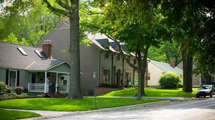 CNBC's tweet photo. Buying a house? Here are the states where $300,000 will get you the most. https://t.co/3KGp0vTfWB https://t.co/ijuDZl5Zhd