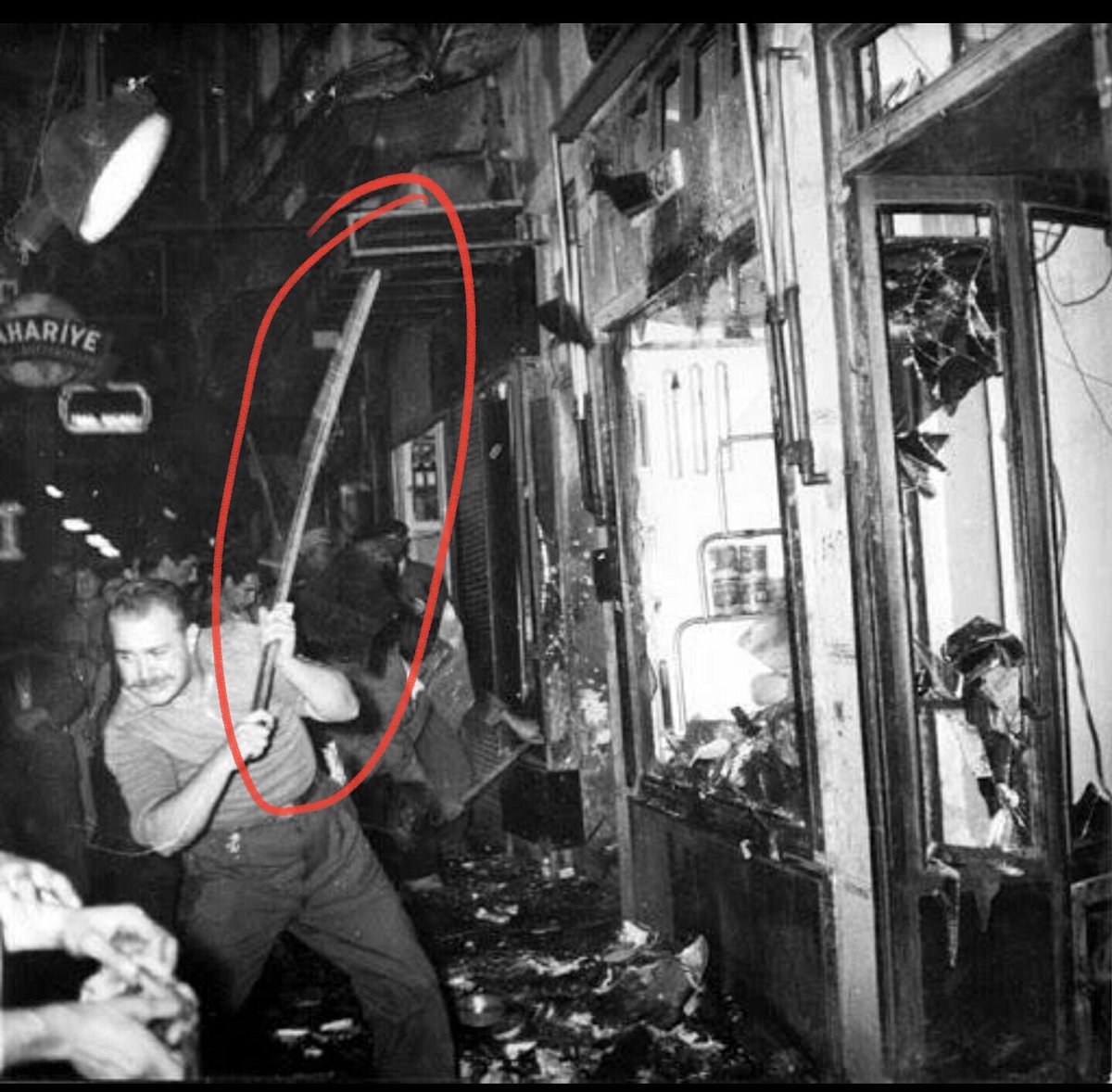 Korg. Refik Tulga:

"Saldırganlar İst. dışından gelmiş. Sopaları tek tip. İki gün önce 22 bin pankart hazırlanıp dağıtılmış."