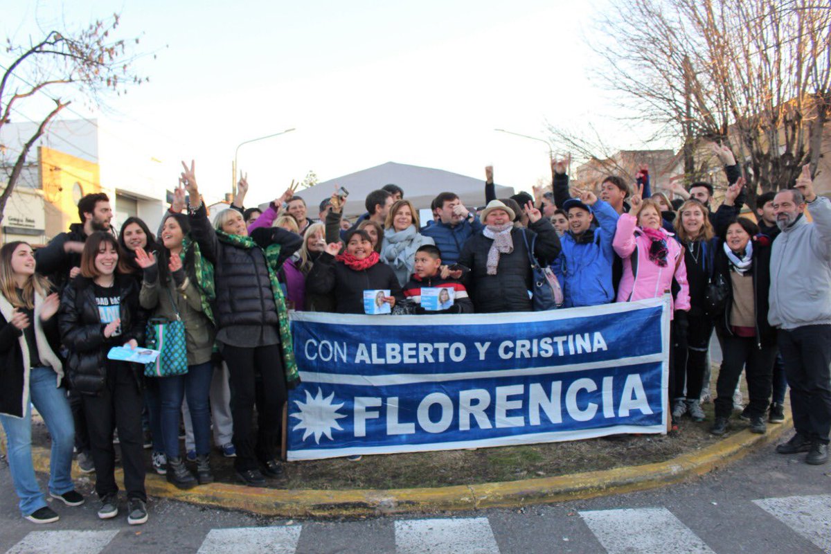fsaintout's tweet photo. EL COMPROMISO ES CON LOS BARRIOS #ElCompromisoEsConVos

Junto a precandidatas y compañerxs recorrimos el centro comercial de Los Hornos.
Tenemos la profunda esperanza de que los tiempos que se vienen son mejores. 

Hay futuro para vos.
Hay futuro para TOD☀ S. 

#FuturoEsConF https://t.co/GJUPFD2ePj