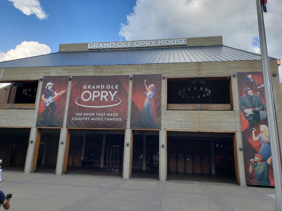 Pamfoster01's tweet photo. Great country music tonight at the #grandoleopry #vincegill 3L8 https://t.co/Eu8N5xNiHR