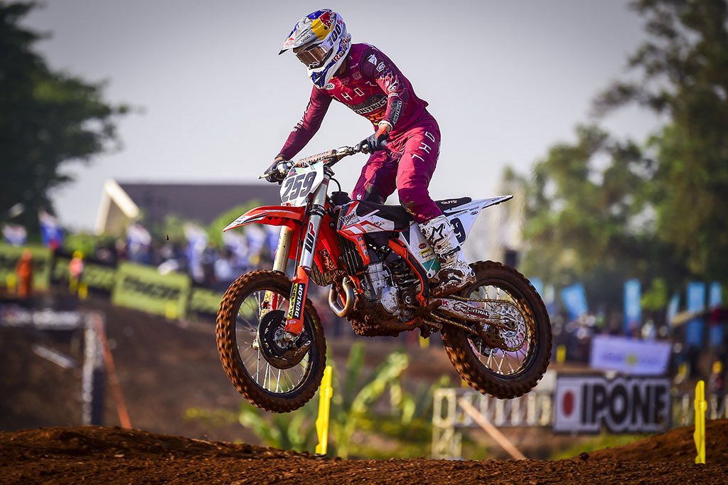 vmx_id's tweet photo. Duel Romain Febvre dan @glenncoldenhoff di babak Kualifikasi @mxgp Semarang kemarin๐ค
Siapakah yang akan berjaya di Race hari ini? #MXGPSemarang
.
.
#RideWithUs #VMX #VMXid #OnlineMotoshop #MXGP #MXGPIndonesia #mxvice https://t.co/czX3SB18s8