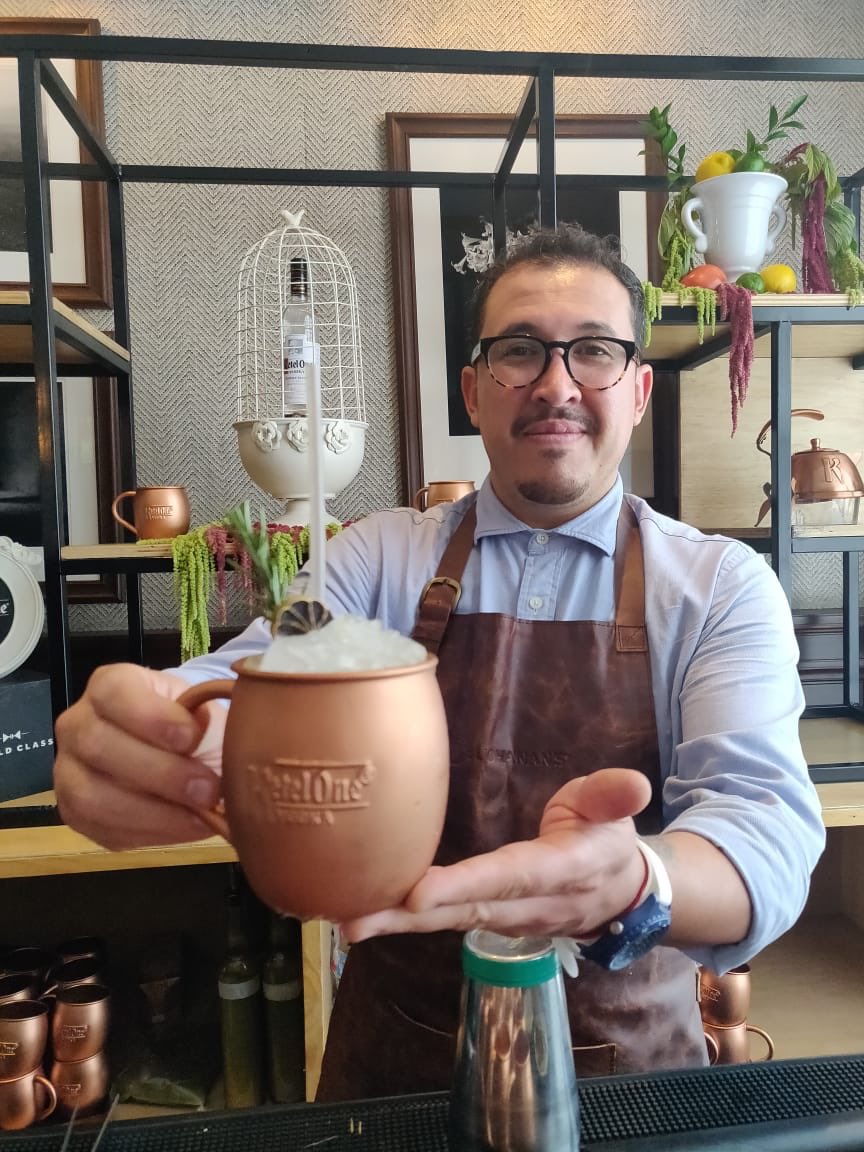 TimeOutMexico's tweet photo. Desde #bloodymary de tomates verdes, hasta piña colada healthy con shot de agua de coco con cúrcuma. Creaciones de estos ganadores del #WorldClassMx para deleitarse en @FiftyMils. 🍸🍹 https://t.co/pIRtTtJyfs