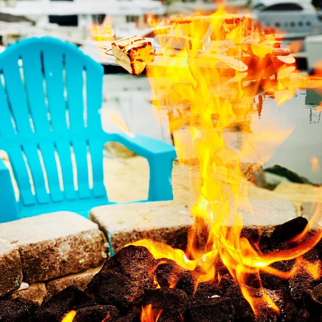 With our Kona Kai private beach at your toes, spend the night roasting @1927smoresco in-room kits. 🔥Grab your family, friends and our tasty s'mores and make some memories of your own! #konakairesort #pointloma #shelterislandsandiego #visitsandiego