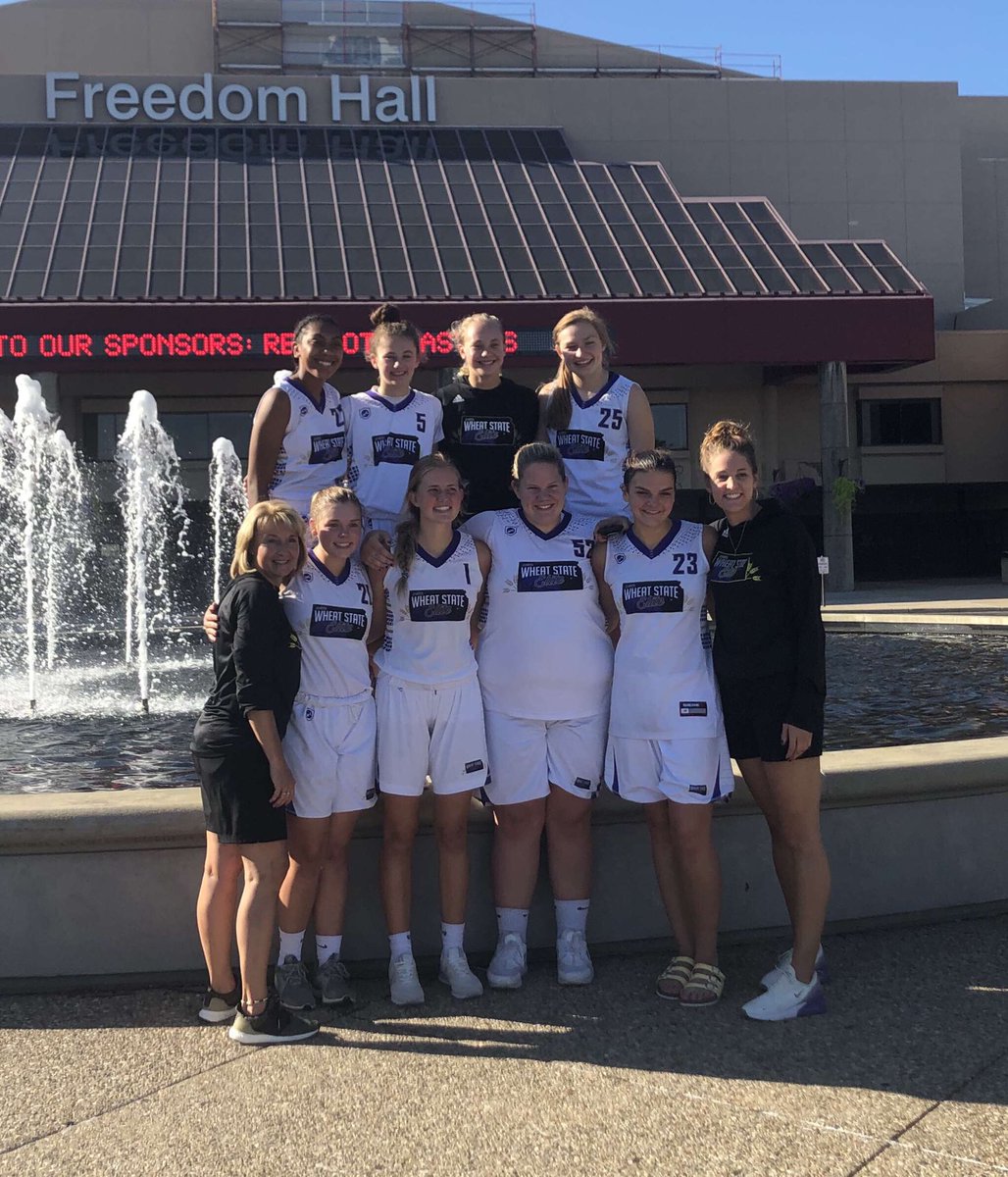 ellacbeth5's tweet photo. Love this team! 💛💜 @wheatstateelite https://t.co/f0sww8vkNa