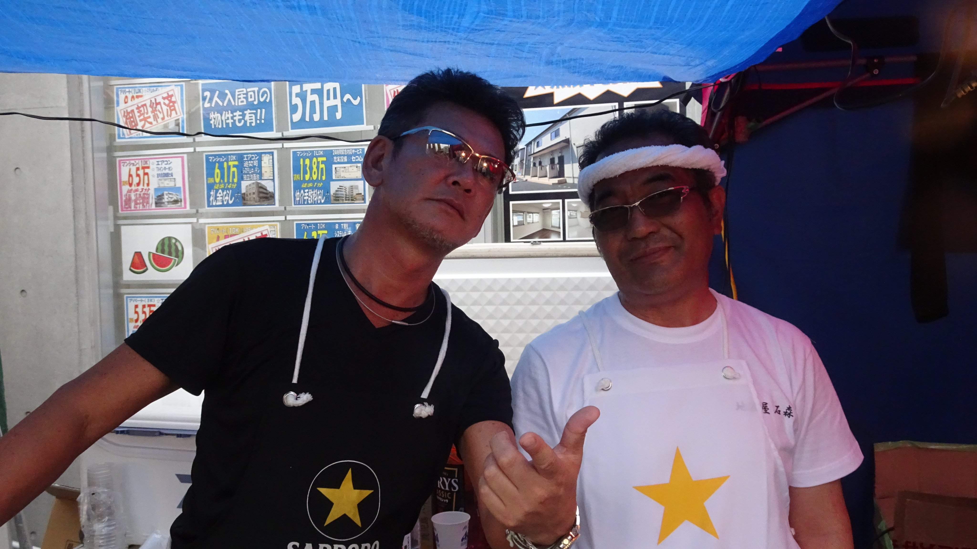Shimpei Koyano A Twitteren 昨日の花小金井駅北口の夏祭り で ｖシネマ姿の中年男性2人のツーショット写真を撮らせていただきました サングラスと鉢巻を外したバージョンも撮らせていただきました 花小金井祭礼 花小金井 花小金井夏祭り サングラス 鉢巻 中年