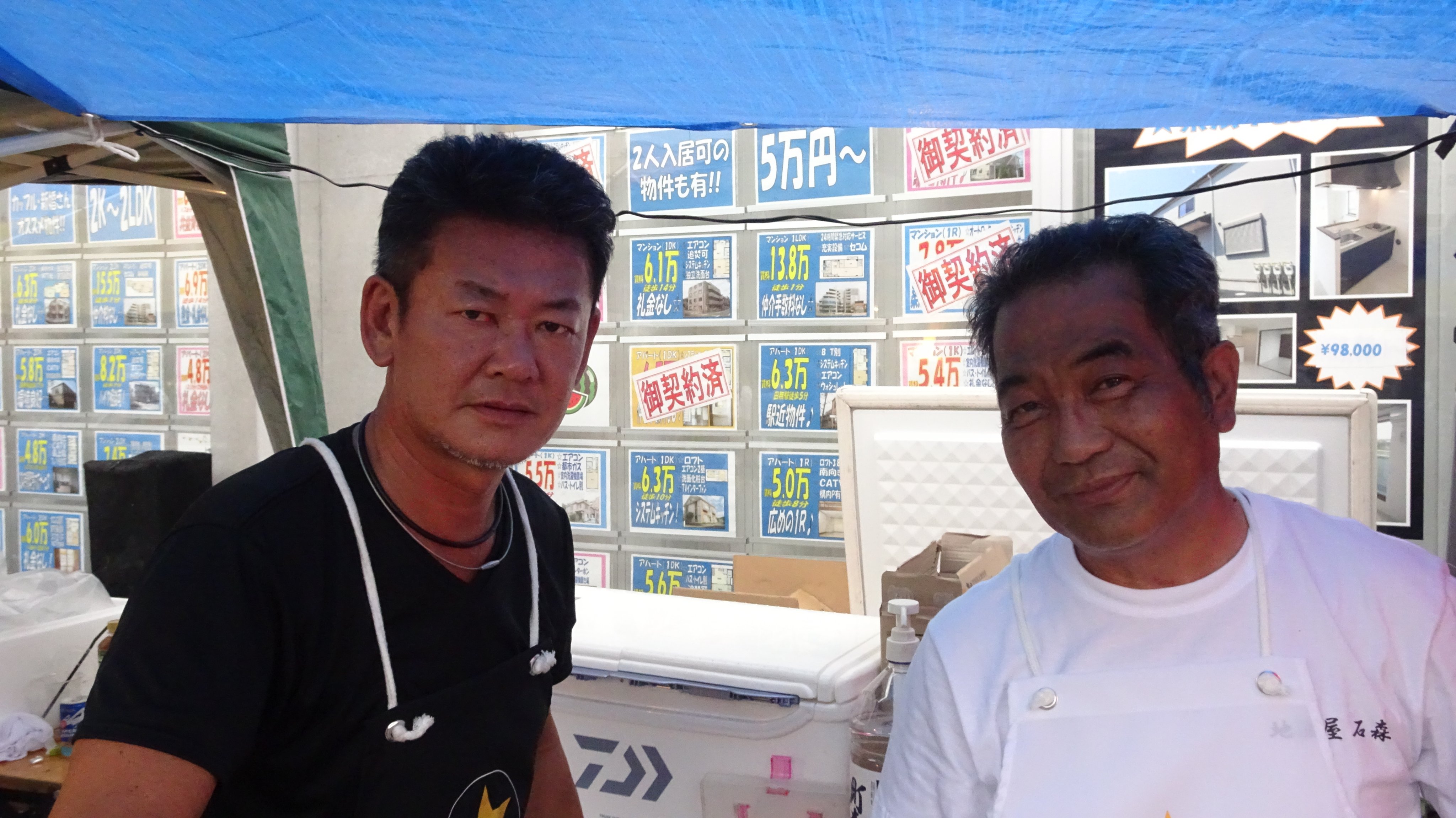 Shimpei Koyano A Twitteren 昨日の花小金井駅北口の夏祭り で ｖシネマ姿の中年男性2人のツーショット写真を撮らせていただきました サングラスと鉢巻を外したバージョンも撮らせていただきました 花小金井祭礼 花小金井 花小金井夏祭り サングラス 鉢巻 中年